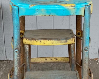 1950er Mid Century Cosco Kitchen Step Hocker Stuhl, rostiger Metallstuhl | Blumenhocker | Industrielles Dekor