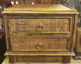 Petite commode bohème en rotin et bois
