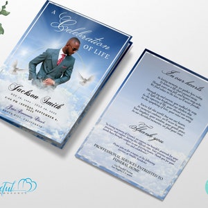 Puede incluir: Un programa de funeral azul y blanco con una foto de un hombre con traje sobre un fondo de cielo nublado. El programa incluye el nombre "Jackson Smith" y las fechas "Dec 14, 1994 - July 28, 2023". El texto "A Celebration of Life" está en la parte superior del programa.