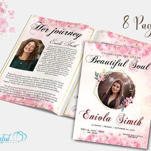 Może przedstawiać: 8-stronicowa książeczka pamiątkowa z różowym akwarelowym tłem i kwiatowymi akcentami. Książeczka celebruje życie Enioli Smith, z jej zdjęciem na okładce. Tekst brzmi "Celebrując życie pięknej duszy" i zawiera daty jej urodzenia i śmierci.