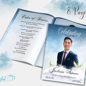 Pode incluir: Um programa de funeral com um fundo de céu azul e branco. O programa é intitulado "Celebrando a Vida de Jackson Adams" e inclui as datas de 18 de dezembro de 1994 a 28 de julho de 2022. Uma foto de Jackson Adams aparece na capa. O programa inclui uma ordem de serviço com os nomes do celebrante e dos oradores.