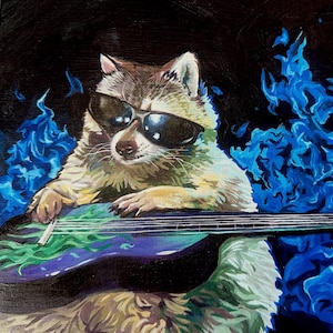 Pu&ograve; includere: Un procione con occhiali da sole suona una chitarra elettrica viola con fiamme blu sullo sfondo.