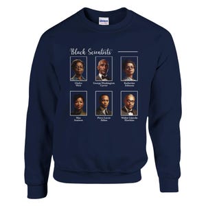 Puede incluir: Sudadera azul marino con retratos de seis científicos negros: Gladys West, George Washington Carver, Katherine Johnson, Mae Jemison, Percy Lavon Julian y Walter Lincoln Hawkins. El texto "Black Scientists" está arriba.