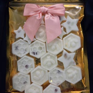 FRESH LINEN Wax Melts are infused with Flourite Crystals. Fresh Linen carries the familiar smell of FRESH laundry, sunshine &white flowers,