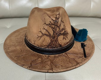 Sombrero Heritage: Diseño de árbol quemado con detalle de plumas