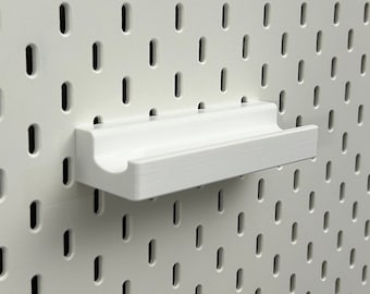 J-Shelf – 3D-printad hylla med hylsplatta för IKEA Skadis | Säker montering för surfplattor, tangentbord och små enheter
