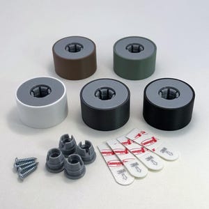 Puede incluir: Cinco soportes de pared de plástico de diferentes colores con un agujero en el centro. Los soportes están dispuestos en semicírculo. Hay cuatro tiras adhesivas y cuatro pequeñas piezas de plástico con un agujero en el centro. También hay dos tornillos.