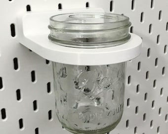 Tarro de cristal con soporte para tablero perforado Skadis de IKEA. Incluye tarro de boca ancha de 473 g. Organizador para bolígrafos, herramientas o materiales de manualidades.