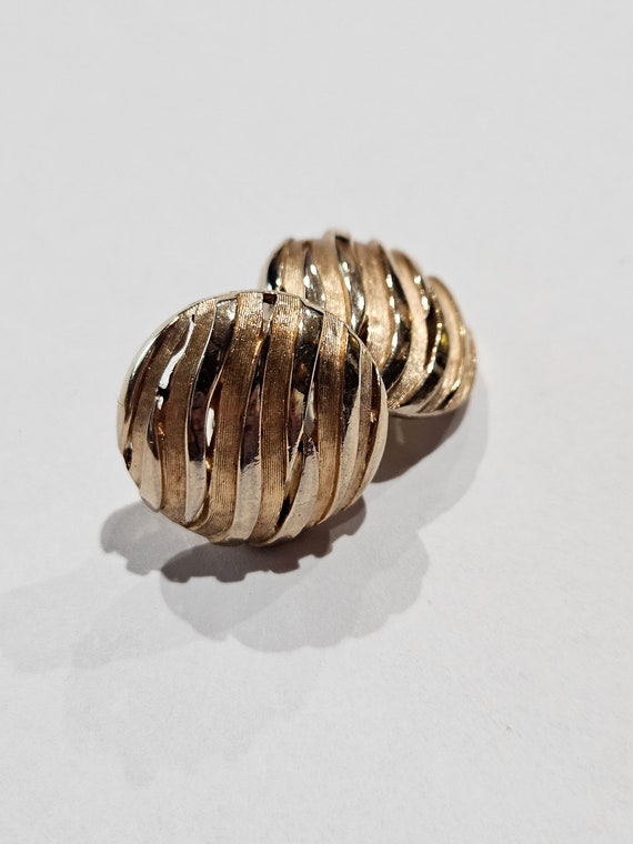 Crown Trifari gold tone vertically striped clip on earrings