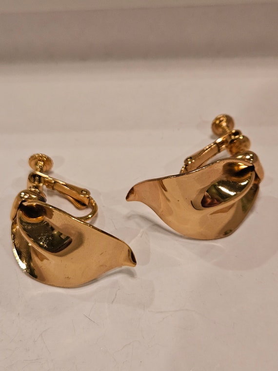 NAPIER gold tone screw back earrings