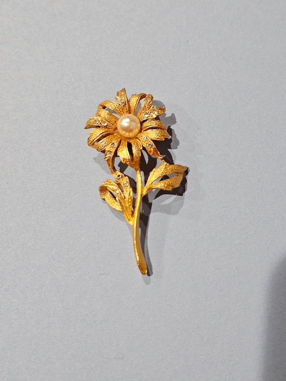 VINTAGE gold tone flower pin - image 1