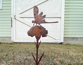 Metal Flower with Dragonfly: Whimsical Garden Decor - Rusty Metal Flower Stakes - Metal Dragonfly Metal Flower Plant - Rusty Lawn Creations