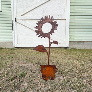Rustic Metal Sunflower Decor Outdoor and Lawn Rusty Yard Decor - Rusty Metal Flower Stakes - Metal Yard Art Metal Flower Plant - Rusty Lawn
