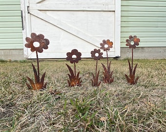 Rusty Flower Bouquet Garden Art Flowers Rusty Metal Flower Stakes, Metal Yard Art - Metal Flower Plant - Bouquet Garden Decor Garden Decor