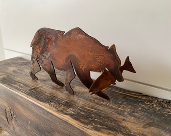 Escultura de oso de metal oxidado con pez: obra de arte rústica de vida silvestre, decoración de cabaña, regalo para amantes de la naturaleza, decoración oxidada para césped.