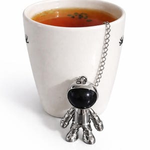 Può includere: Un set di tre ciotole in ceramica ad incastro nei toni del blu, verde e bianco. Le ciotole presentano una smaltatura maculata e un design semplice. La ciotola più grande ha un diametro di circa 18 cm.