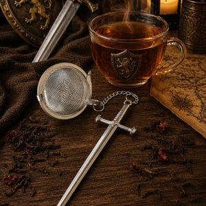 Tee-Ei in Schwertform | Teekugel aus Edelstahlgewebe mit mittelalterlichem Schwertanhänger | Teesieb für losen Tee | Rittergeschenk | Fantasy-Tee-Accessoire