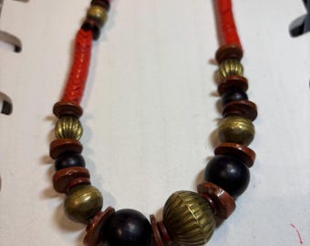 Pärlhalsband, röda, svarta, bruna, mässingspärlor.