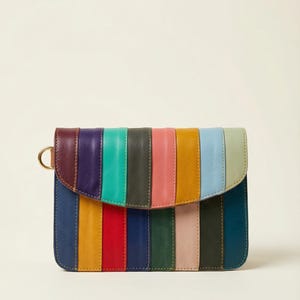 Bolso bandolera de piel con rayas de colores: bolso de piel reciclada