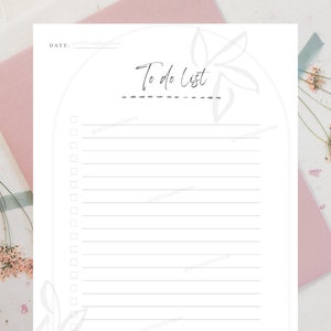 Può includere: Un modello di lista di cose da fare stampabile bianco con un design floreale e una linea tratteggiata sotto le parole "To do list". Il modello ha uno spazio per la data e 18 righe per scrivere compiti.