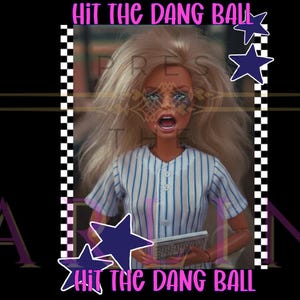Peut inclure: Une poupée blonde vêtue d'une chemise à rayures est présentée dans un graphisme. Le texte "HIT THE DANG BALL" est affiché avec des étoiles. Le mot "DARLING" est écrit en grandes lettres sur fond noir.