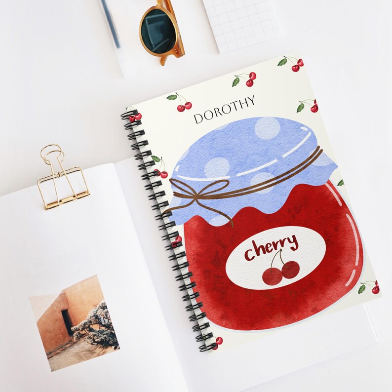 Cuaderno espiral personalizable con diseño de cerezas, ideal para llevar un diario, regalo para estudiantes, papelería de cerezas, personalizado. imagen 6