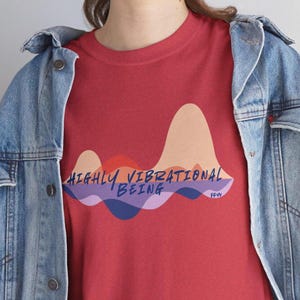 Camiseta Vibrational Being, camiseta unisex espiritual, camiseta con patrón energético, camiseta de geometría sagrada, regalo de ropa zen, idea de regalo metafísico