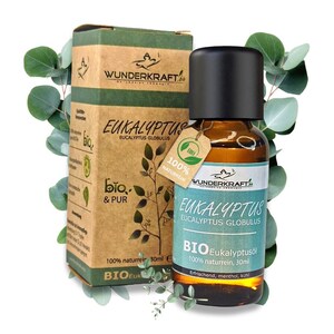 Peut inclure: Une bouteille en verre marron d'huile d'eucalyptus avec un bouchon noir, à côté d'une boîte assortie. L'étiquette indique "EUKALYPTUS" et "BIO Eukalyptusöl". Des feuilles d'eucalyptus vertes entourent les produits.