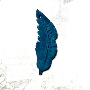 Colgante de pluma azul, colgante de arcilla polimérica azul, OOAK, diseños Magness, colgante de arcilla polimérica, colgante de pluma hecho a mano, colgante de pluma de pájaro azul