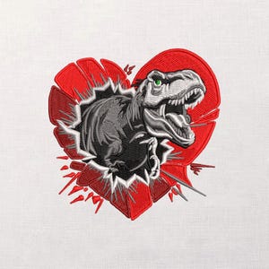 Peut inclure: Broderie d'un Tyrannosaurus Rex gris perçant un cœur rouge. Le dinosaure a des yeux verts et des dents acérées. Le cœur est bordé de rouge avec un bord brisé, sur fond blanc.