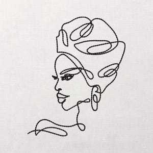 Könnte beinhalten: Schwarze gestickte Linienkunst eines Frauenprofils auf weißem Hintergrund. Das Kunstwerk zeigt eine stilisierte Darstellung des Gesichts, der Haare und des Schmucks einer Frau, die mit einer durchgehenden Linie erstellt wurde.