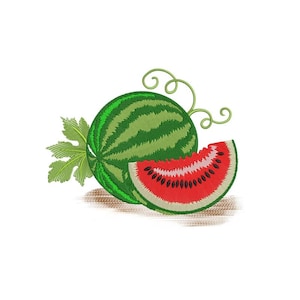 Può includere: Un disegno da ricamo di un'anguria intera rotonda con strisce verde scuro, una foglia verde brillante e viticci, accompagnata da una singola fetta triangolare che mostra un interno rosso vibrante con semi neri e una buccia verde chiaro.