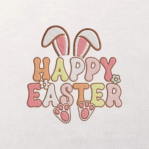 Könnte beinhalten: Gesticktes Design mit dem Schriftzug "HAPPY EASTER" in bunten Buchstaben. Das Design zeigt Hasenohren, Pfotenabdrücke und kleine Blumen in Pastellfarben auf weißem Hintergrund.