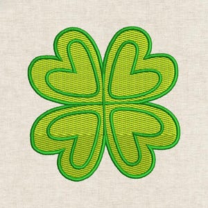 Puede incluir: Diseño de bordado de un trébol de cuatro hojas en tonos verdes. El trébol está centrado en una tela beige claro. El diseño presenta un relleno texturizado detallado y un contorno verde más oscuro, creando un efecto dimensional.