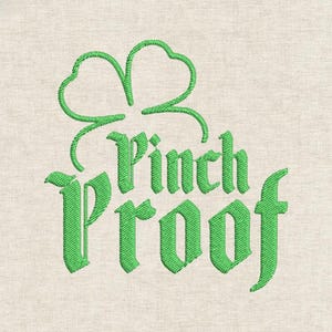 Può includere: Ricamo verde con un trifoglio e la scritta "Pinch Proof" in un carattere stilizzato. Il disegno è su un tessuto beige chiaro, perfetto per San Patrizio. Il trifoglio ha tre foglie a forma di cuore.