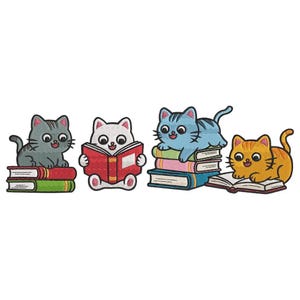 Puede incluir: Diseño bordado con cuatro gatos de dibujos animados con libros. Un gato gris está sentado encima de una pila de libros, mientras que otro gato blanco lee un libro. Un gato azul descansa sobre una pila de libros y un gato naranja lee un libro.