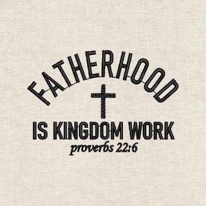 Może przedstawiać: Beżowa tkanina z czarnym haftowanym tekstem. Tekst brzmi "FATHERHOOD" wygięty nad krzyżem, z "IS KINGDOM WORK" poniżej. Tekst "proverbs 22:6" znajduje się na dole.