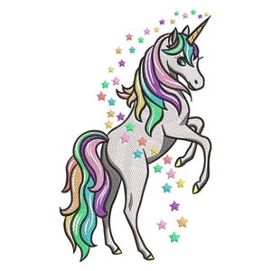 Könnte beinhalten: Gesticktes Einhorn-Design mit fließender Mähne und Schweif in Lila-, Grün- und Gelbtönen. Das Einhorn hat ein goldenes Horn und ist von bunten Sternakzenten umgeben. Das Design befindet sich auf weißem Hintergrund.