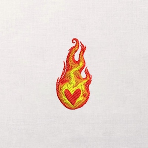 Op de afbeelding: Geborduurde patch met een vlamontwerp met een hart in het midden. De vlam is uitgevoerd in rood- en geeltinten, met een rood hart aan de basis. De patch bevindt zich op een witte stoffen achtergrond.