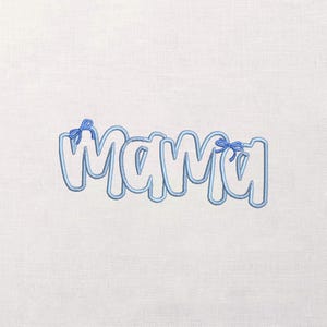Peut inclure: Mot brodé "Mama" en bleu clair, avec un remplissage blanc et un contour bleu. Le mot a un style ludique en forme de bulles, avec de petits nœuds bleus au-dessus des lettres "M" et "a". Le fond est un tissu blanc texturé.