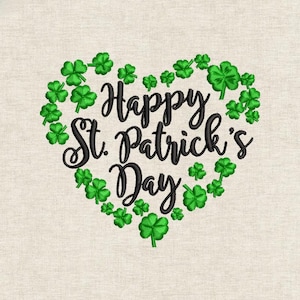 Könnte beinhalten: Ein herzförmiges Design aus grünen Kleeblättern, das den Text "Happy St. Patrick's Day" in schwarzer Schrift umrahmt. Das Design befindet sich vor einem beigen, strukturierten Hintergrund, ideal für St. Patrick's Day.