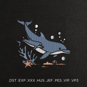 Peut inclure: Motif brodé de deux dauphins bleus nageant avec des bulles, du corail, une étoile de mer et un coquillage sur fond noir. Le motif comprend les types de fichiers : .DST .EXP .XXX .HUS .JEF .PES .VIP .VP3.