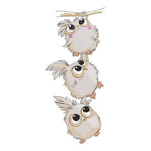 Peut inclure: Motif brodé représentant trois hiboux de dessin animé suspendus à une branche. Les hiboux ont de grands yeux expressifs, des corps gris clair et des ailes et pieds beiges. Idéal pour les projets de broderie.
