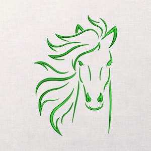 Puede incluir: Diseño de cabeza de caballo bordada en verde sobre un fondo de tela blanca. La melena y los rasgos faciales del caballo se representan con líneas fluidas. El bordado es detallado y el caballo tiene una expresión sonriente.