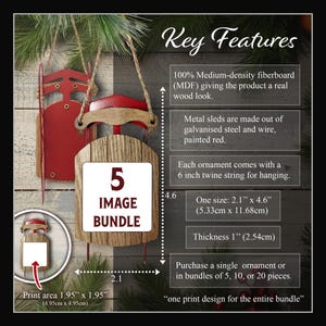 Könnte beinhalten: Ein Set mit 5 Holzschlitten-Anhängern in Rot und Weiß. Jeder Anhänger hat eine Druckfläche von 4,95 cm x 4,95 cm und wird mit einer 15 cm langen Schnur zum Aufhängen geliefert. Die Anhänger sind aus mitteldichter Faserplatte (MDF) gefertigt und 2,54 cm dick.