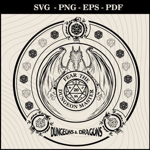 Puede incluir: Ilustración en blanco y negro de un dragón sosteniendo un dado de veinte caras con el texto "Fear the Dungeon Master" alrededor del dado. La ilustración está rodeada por un círculo de dados de veinte caras más pequeños. El texto "Dungeons & Dragons" está en la parte inferior de la ilustración.