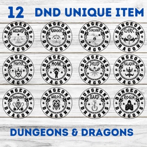 Peut inclure: Douze icônes circulaires en noir et blanc de classes de personnages de Donjons et Dragons sur un fond de bois blanc. Chaque icône présente un nom de classe, un dragon et un symbole représentant la classe. Les classes sont Magicien, Ranger, Sorcier, Clerc, Guerrier, Moine, Druide, Paladin, Barbare, Sorcier, Barde et Roublard.