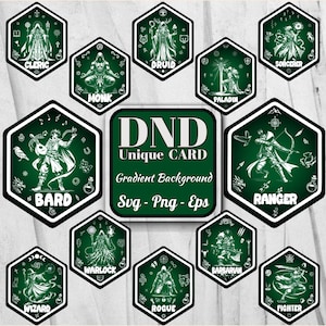 Puede incluir: Un conjunto de cartas de personajes de Dungeons and Dragons verdes y blancas. Cada carta presenta una clase diferente, como Clérigo, Bardo y Guardabosques, con ilustraciones detalladas. La tarjeta central dice "DND Unique Card" con "Gradient Background" y "Svg - Png - Eps".