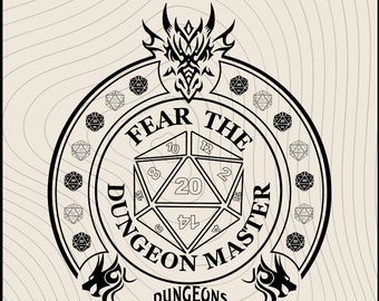 Puede incluir: Ilustración en blanco y negro de un diseño temático de Dungeons and Dragons. El diseño presenta un dado de 20 caras con el texto "Fear the Dungeon Master" alrededor. Una cabeza de dragón está en la parte superior del diseño y el texto "Dungeons & Dragons" en la parte inferior.