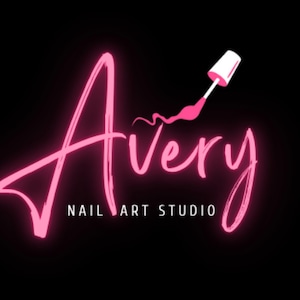 Puede incluir: Logotipo de Avery Nail Art Studio en rosa neón sobre fondo negro. El logo presenta el nombre "Avery" en cursiva, con "NAIL ART STUDIO" debajo. Un pincel de esmalte de uñas está ilustrado encima del nombre.
